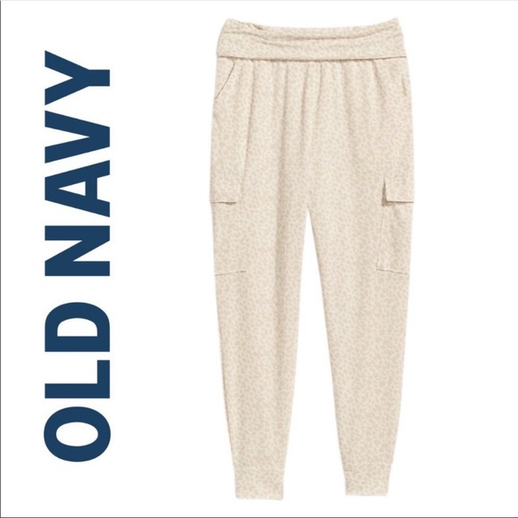 Old Navy sz.L crème leopard print joggers with cargo pockets - Picture 2 of 5